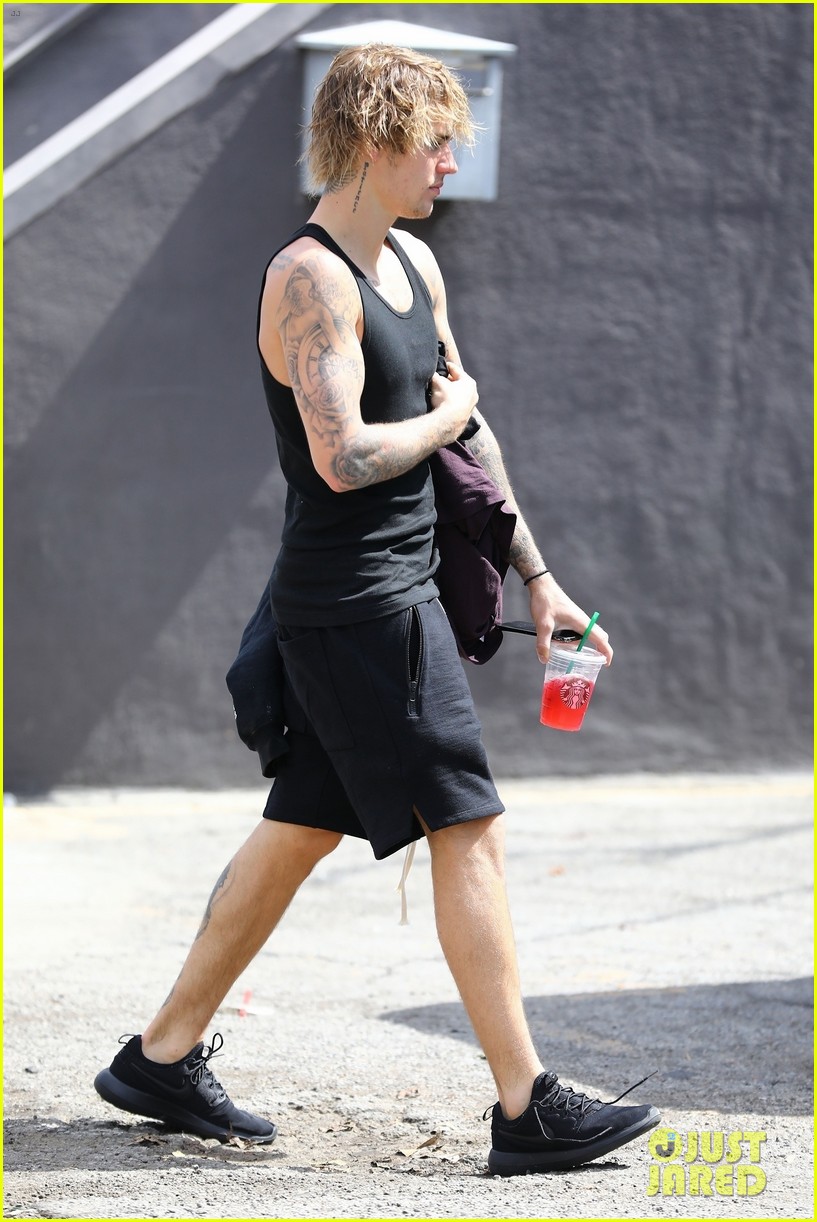 Justin Bieber Shows Off His Muscles After a Workout!