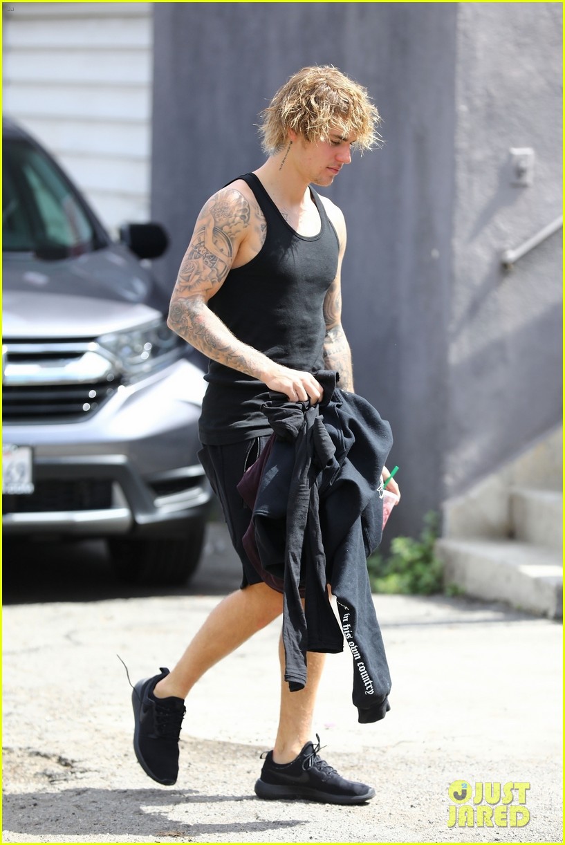 Justin Bieber Shows Off His Muscles After a Workout!