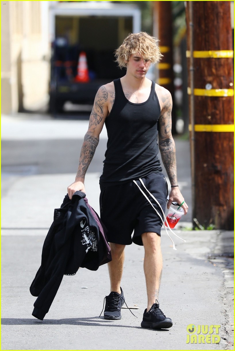 Justin Bieber Shows Off His Muscles After a Workout!