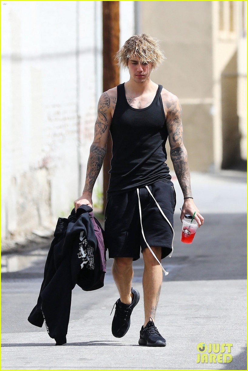 Justin Bieber Shows Off His Muscles After a Workout!