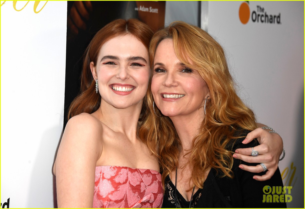 Zoey Deutch Gets Support from Friends at 'Flower' Premiere!
