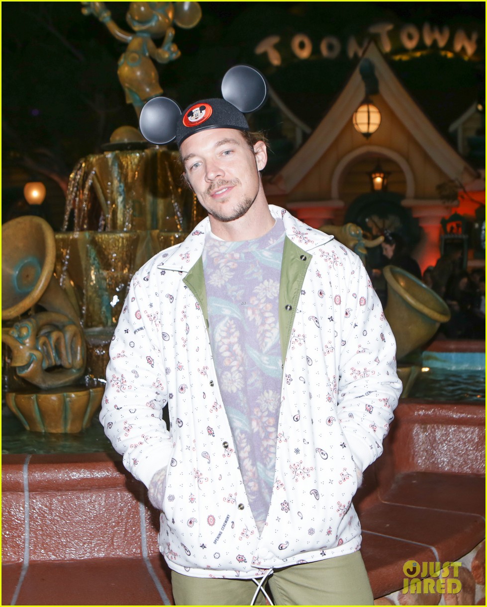 Olivia Holt, Sabrina Carpenter, Tommy Dorfman & More Celebrate Mickey Mouse at the Opening Ceremony Fashion Show at Disneyland!