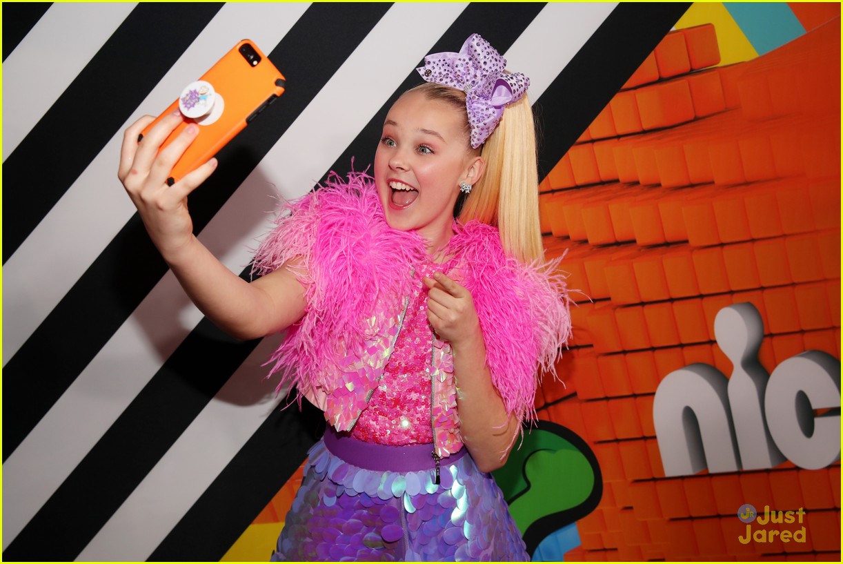 JoJo Siwa Debuts First of Three Looks at Kids' Choice Awards 2018