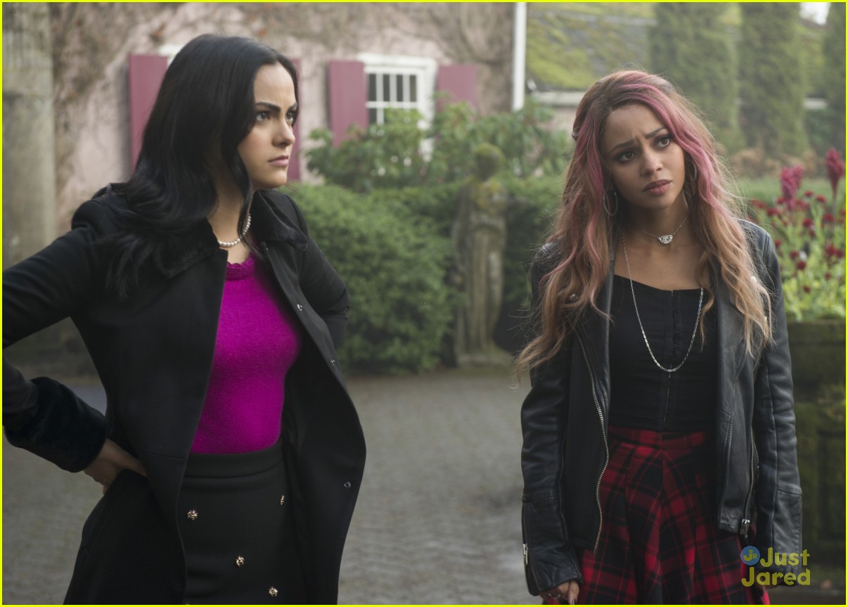 Toni, Veronica & Josie Search For Cheryl on Tonight's 'Riverdale'
