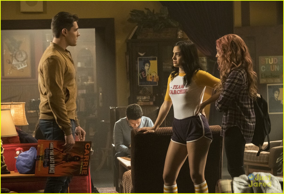 Toni, Veronica & Josie Search For Cheryl on Tonight's 'Riverdale'