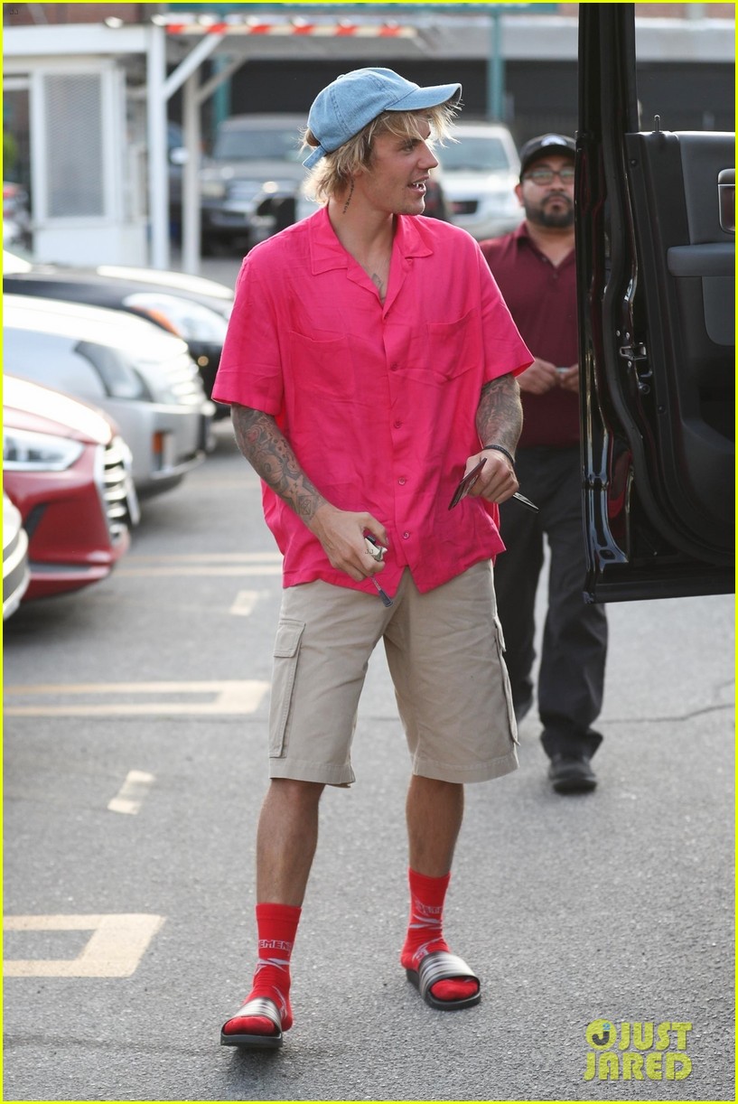 Justin Bieber Challenges Himself to Solve an Escape Room!