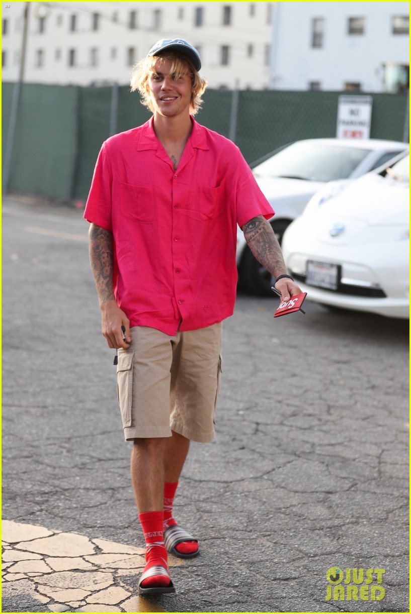 Justin Bieber Challenges Himself to Solve an Escape Room!