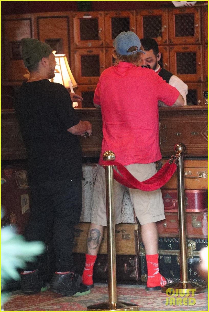 Justin Bieber Challenges Himself to Solve an Escape Room!