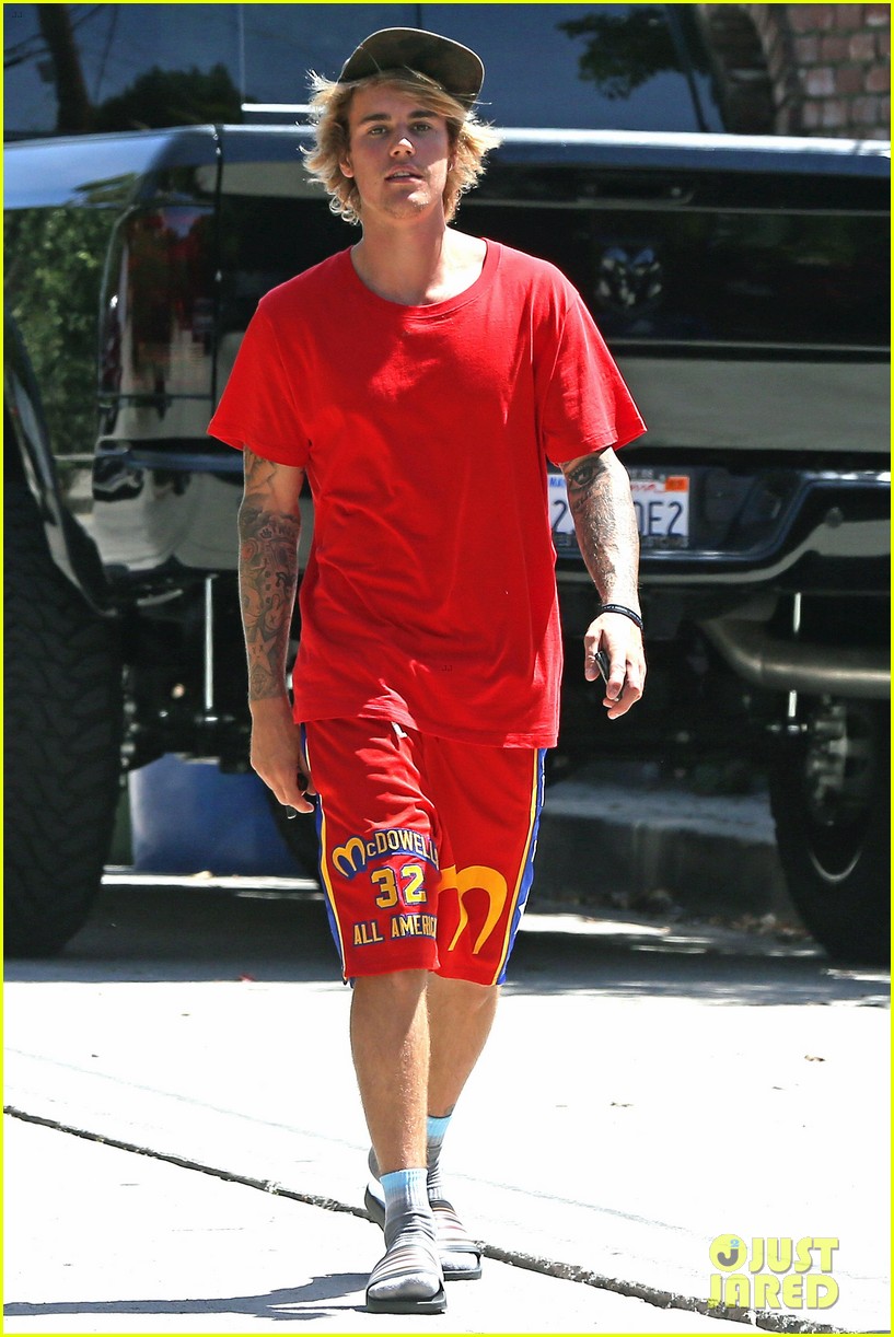 Justin Bieber Challenges Himself to Solve an Escape Room!