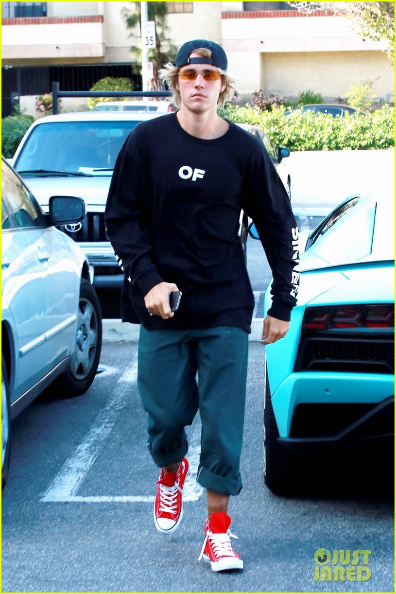 Justin Bieber Picks Up Lunch from Taco Bell!