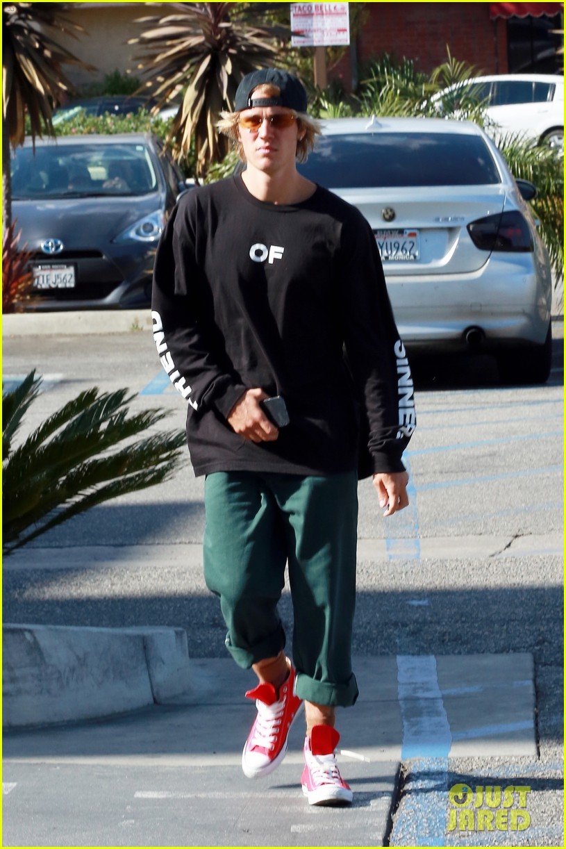 Justin Bieber Picks Up Lunch from Taco Bell!