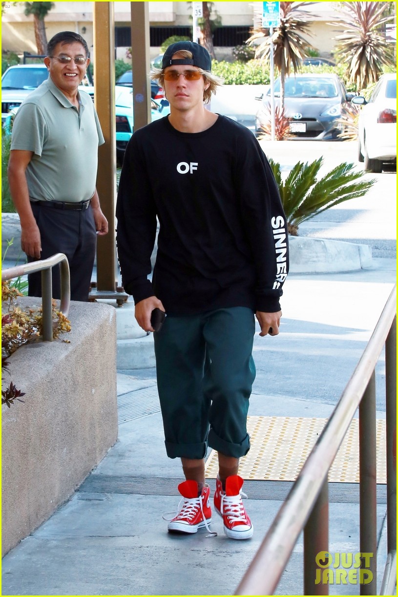 Justin Bieber Picks Up Lunch from Taco Bell!