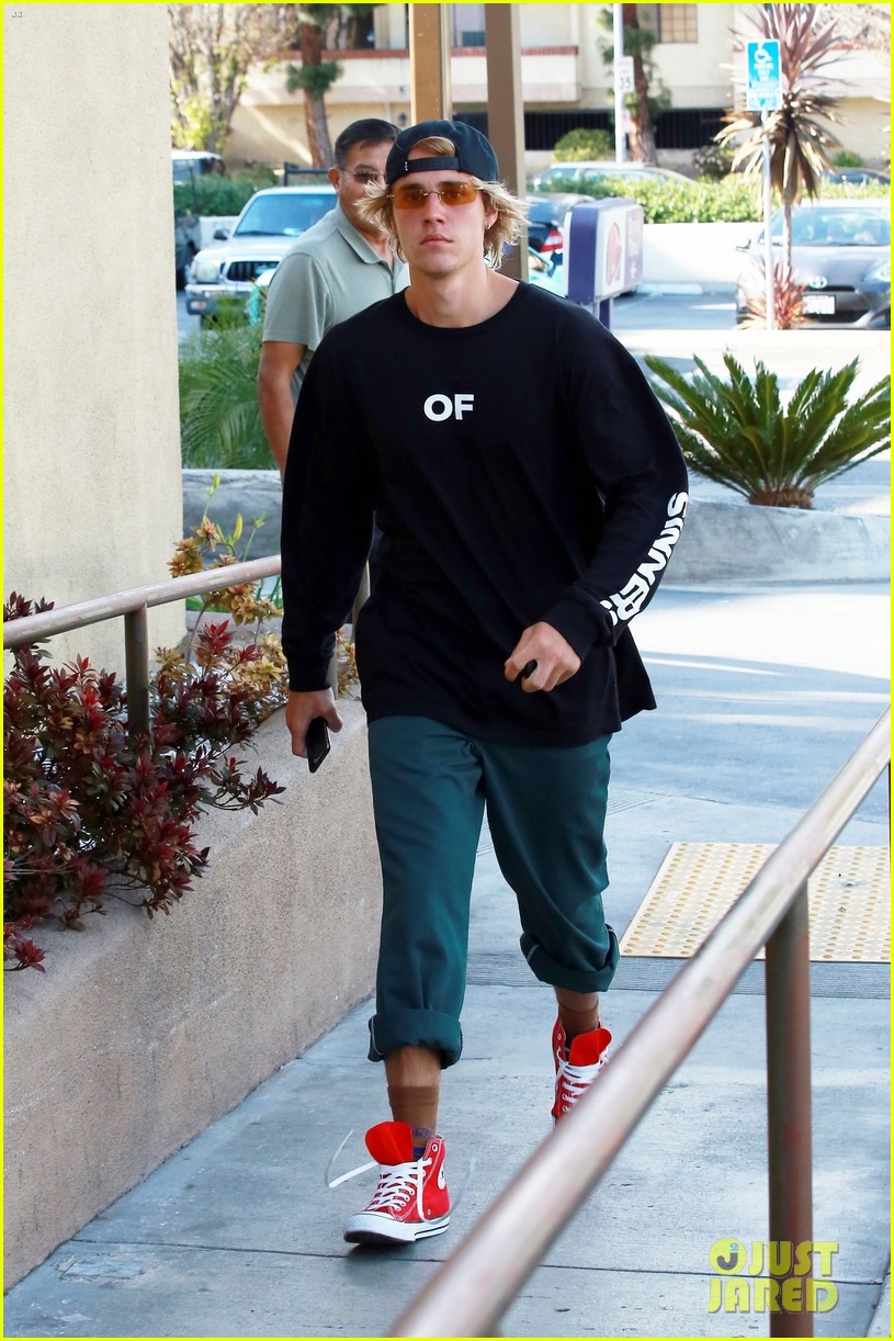 Justin Bieber Picks Up Lunch from Taco Bell!