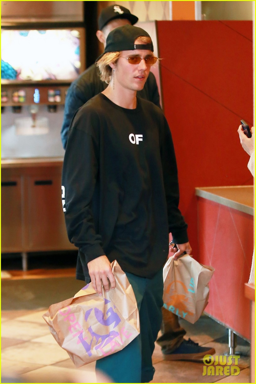 Justin Bieber Picks Up Lunch from Taco Bell!