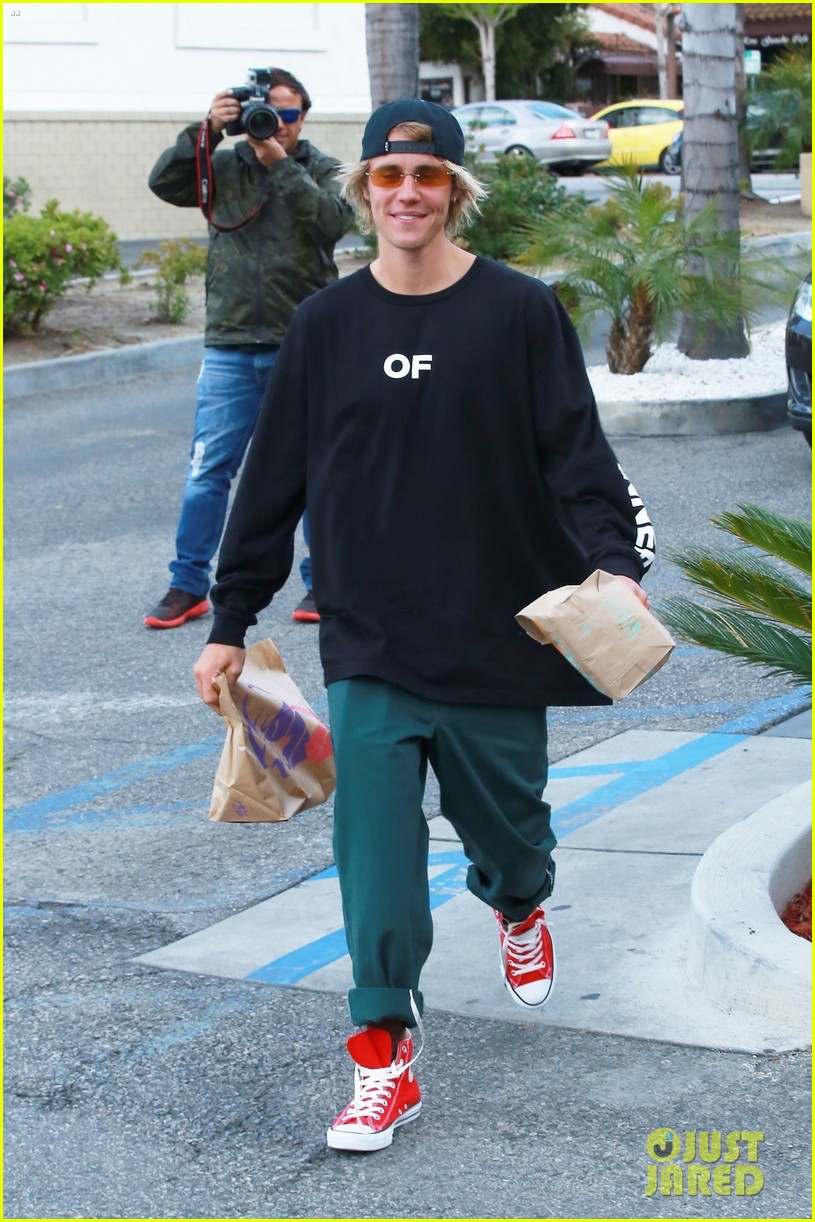 Justin Bieber Picks Up Lunch from Taco Bell!