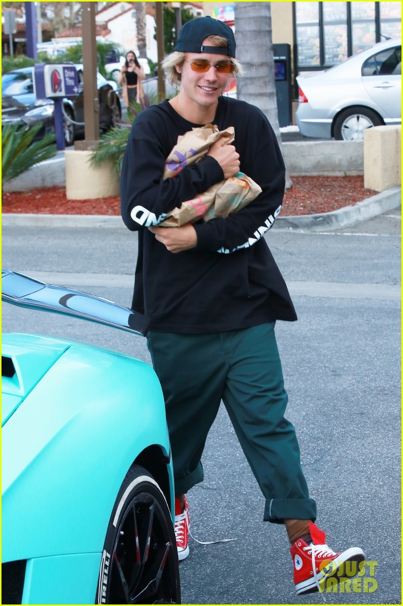 Justin Bieber Picks Up Lunch from Taco Bell!