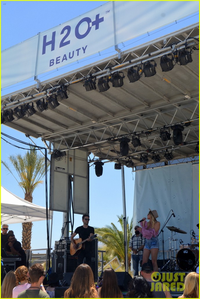 Kelsea Ballerini Heads to the Desert For Stagecoach 2018!