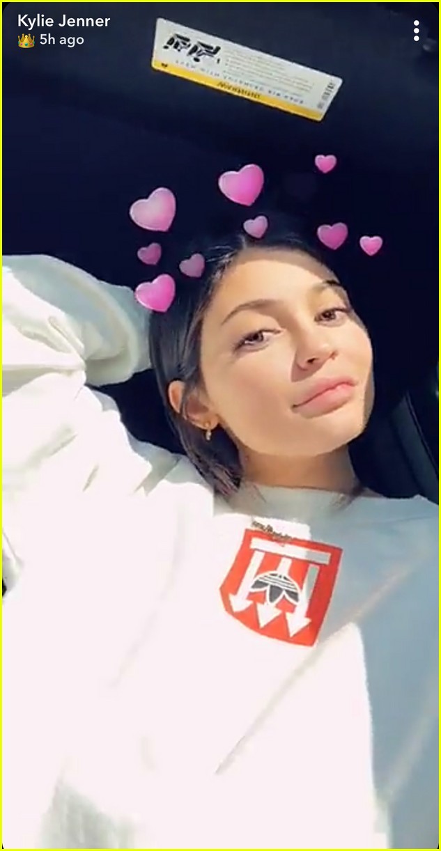 Kylie Jenner Sends Love to Khloe Kardashian After She Gives Birth!