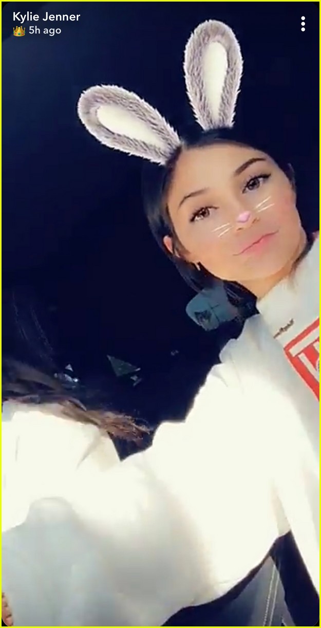 Kylie Jenner Sends Love to Khloe Kardashian After She Gives Birth!