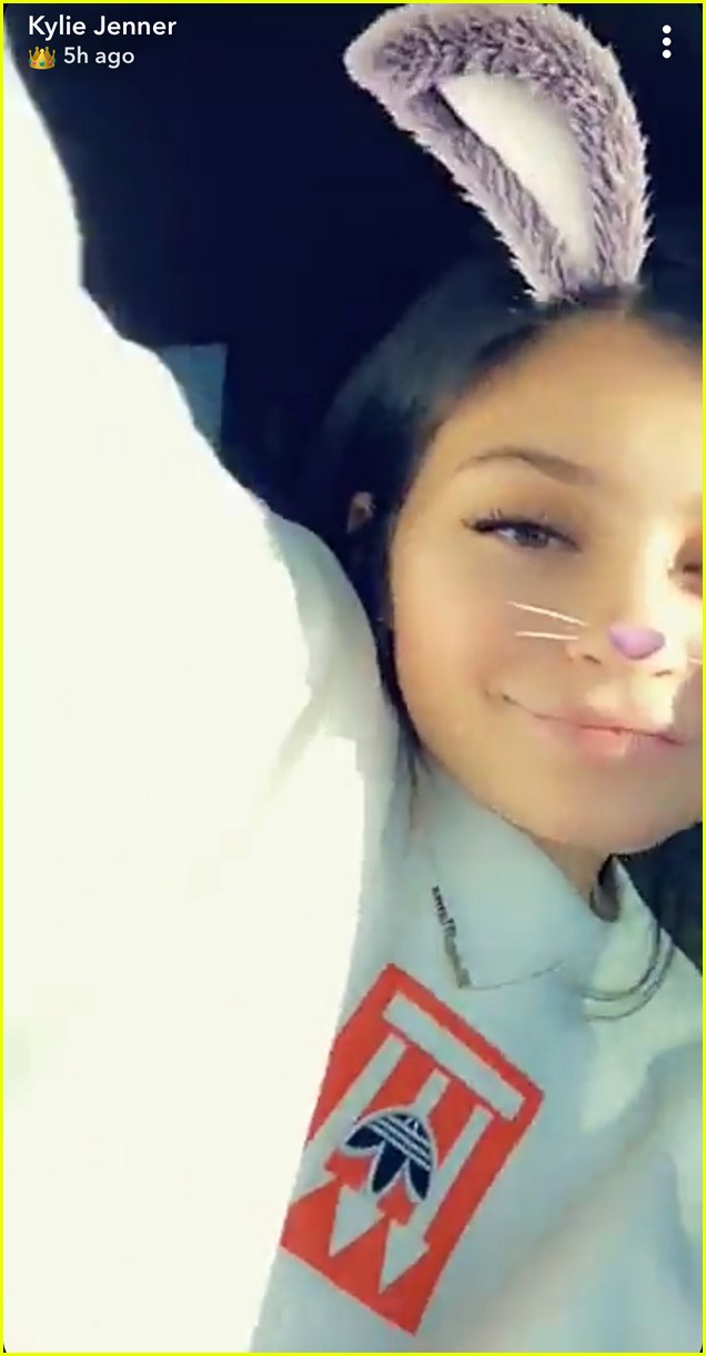 Kylie Jenner Sends Love to Khloe Kardashian After She Gives Birth!