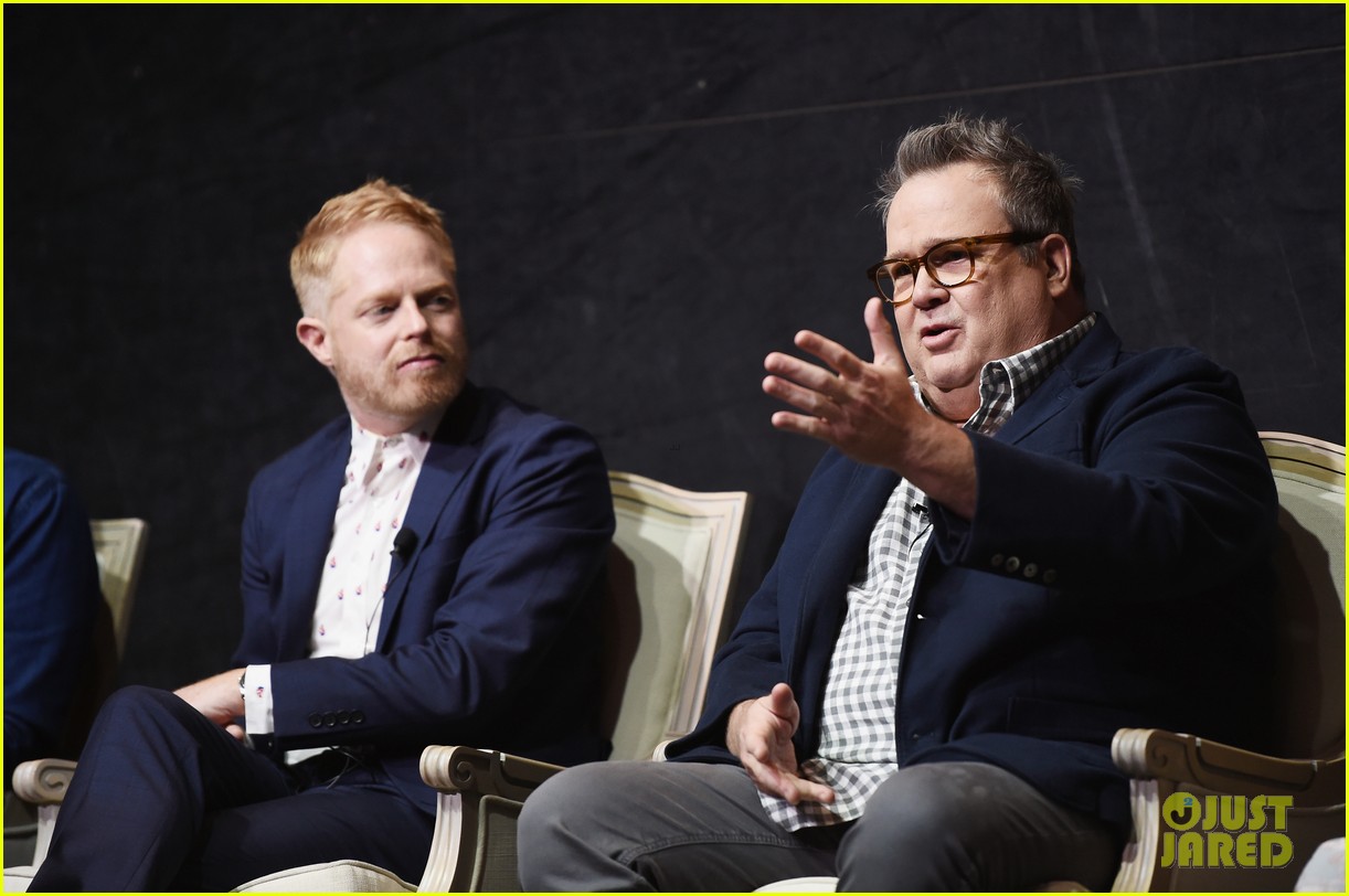 Sarah Hyland Rocks New Haircut With Ariel Winter & Nolan Gould at 'Modern Family' Event