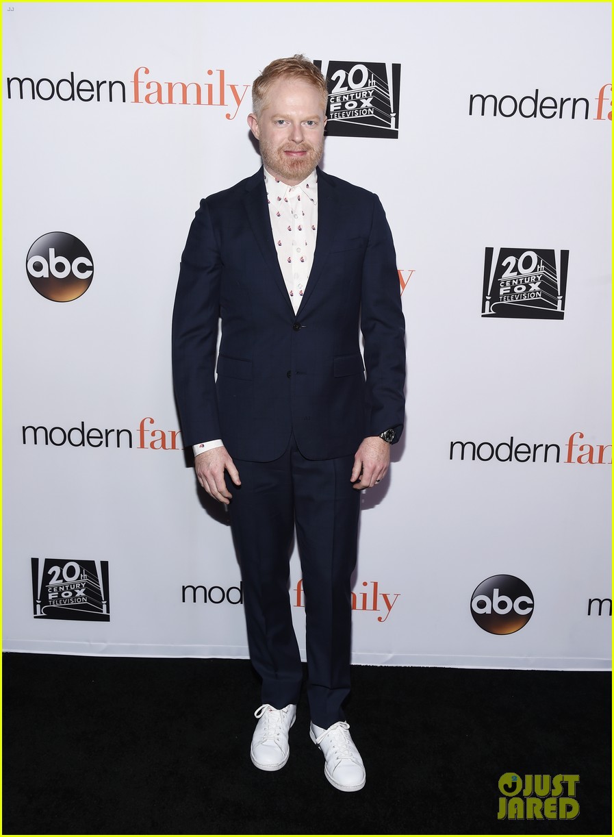 Sarah Hyland Rocks New Haircut With Ariel Winter & Nolan Gould at 'Modern Family' Event