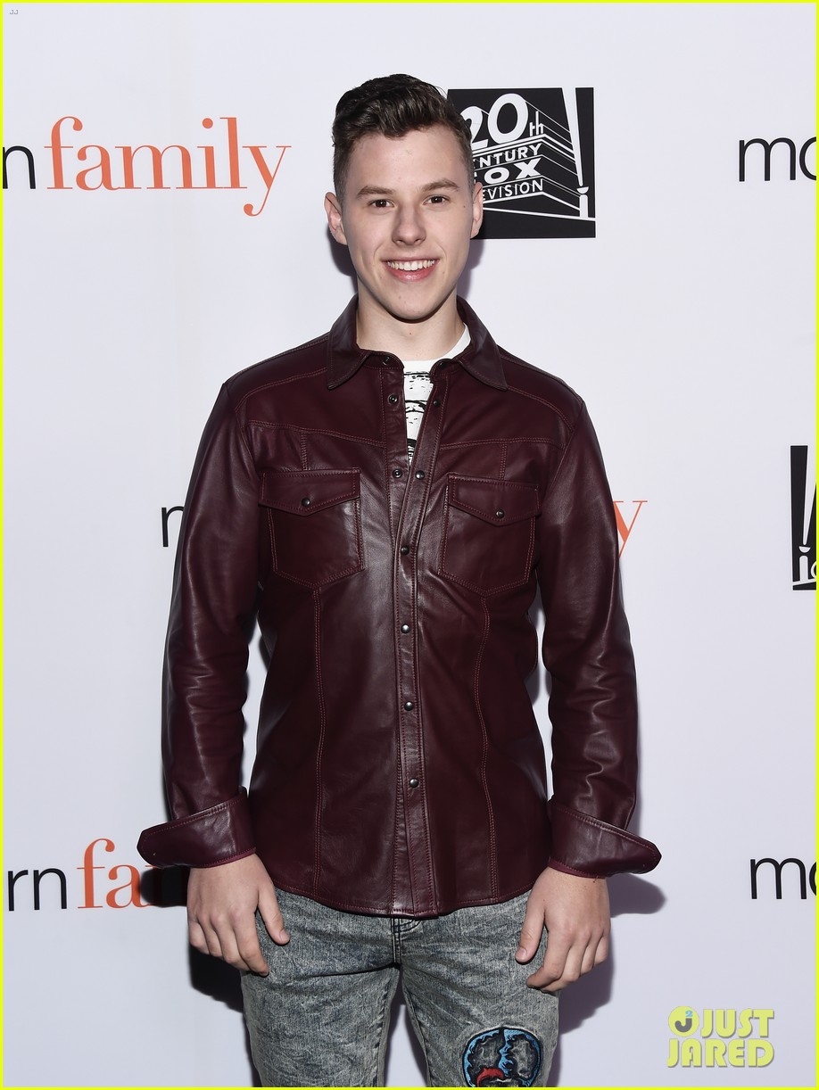 Sarah Hyland Rocks New Haircut With Ariel Winter & Nolan Gould at 'Modern Family' Event