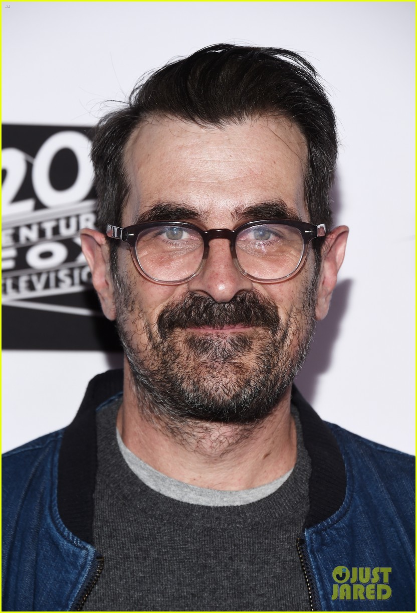 Sarah Hyland Rocks New Haircut With Ariel Winter & Nolan Gould at 'Modern Family' Event