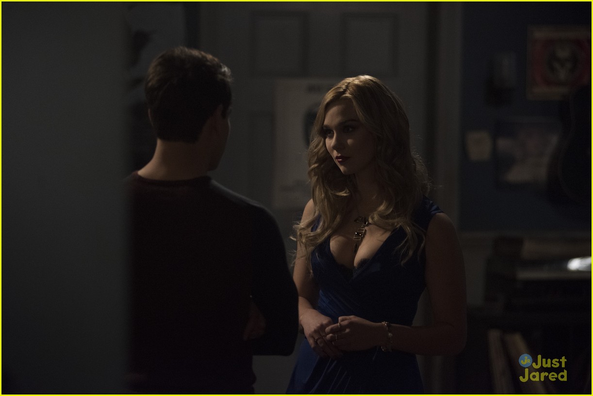 Simon Runs Into Someone He Didn't Expect To On Tonight's 'Shadowhunters'