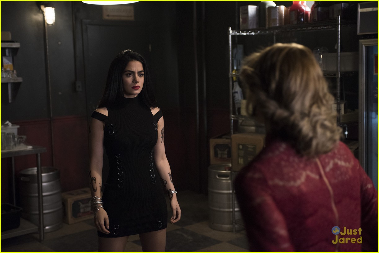 Simon Runs Into Someone He Didn't Expect To On Tonight's 'Shadowhunters'