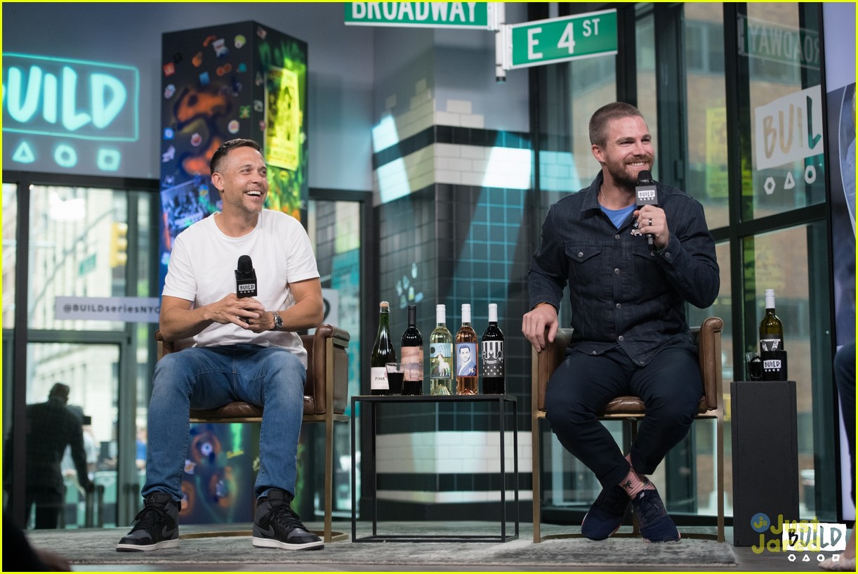 Stephen Amell Wants 'Arrow' Writers To Write Like This For The Show