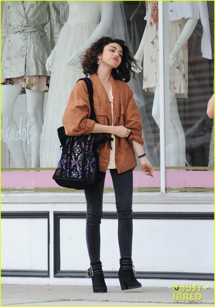 Sarah Hyland Is Filming Her New Movie 'The Wedding Year'!