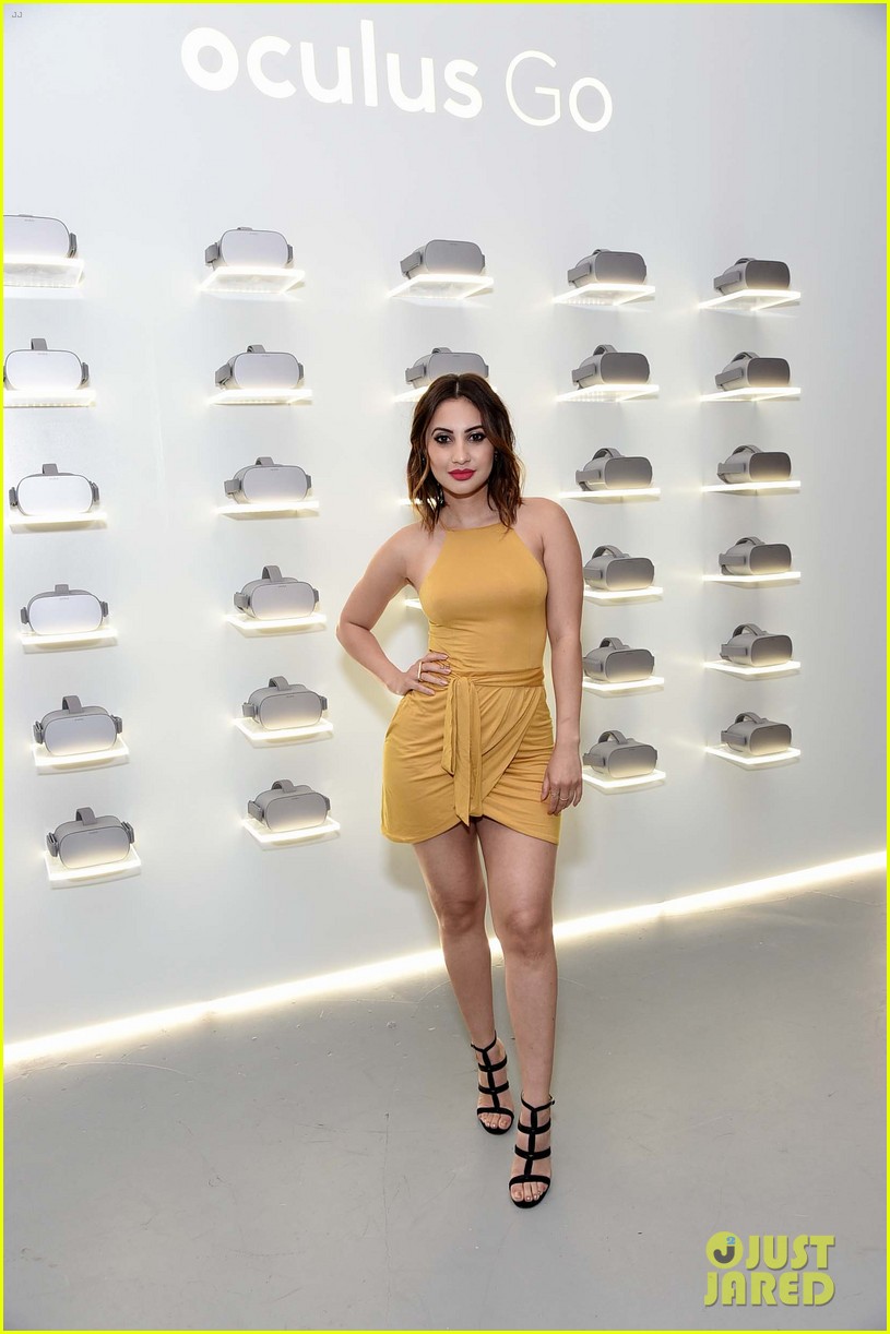 Francia Raisa Tries Out The New Oculus Go Headset
