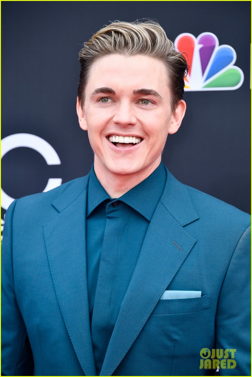 Jesse McCartney Brings Girlfriend Katie Peterson to Billboard Music Awards 2018