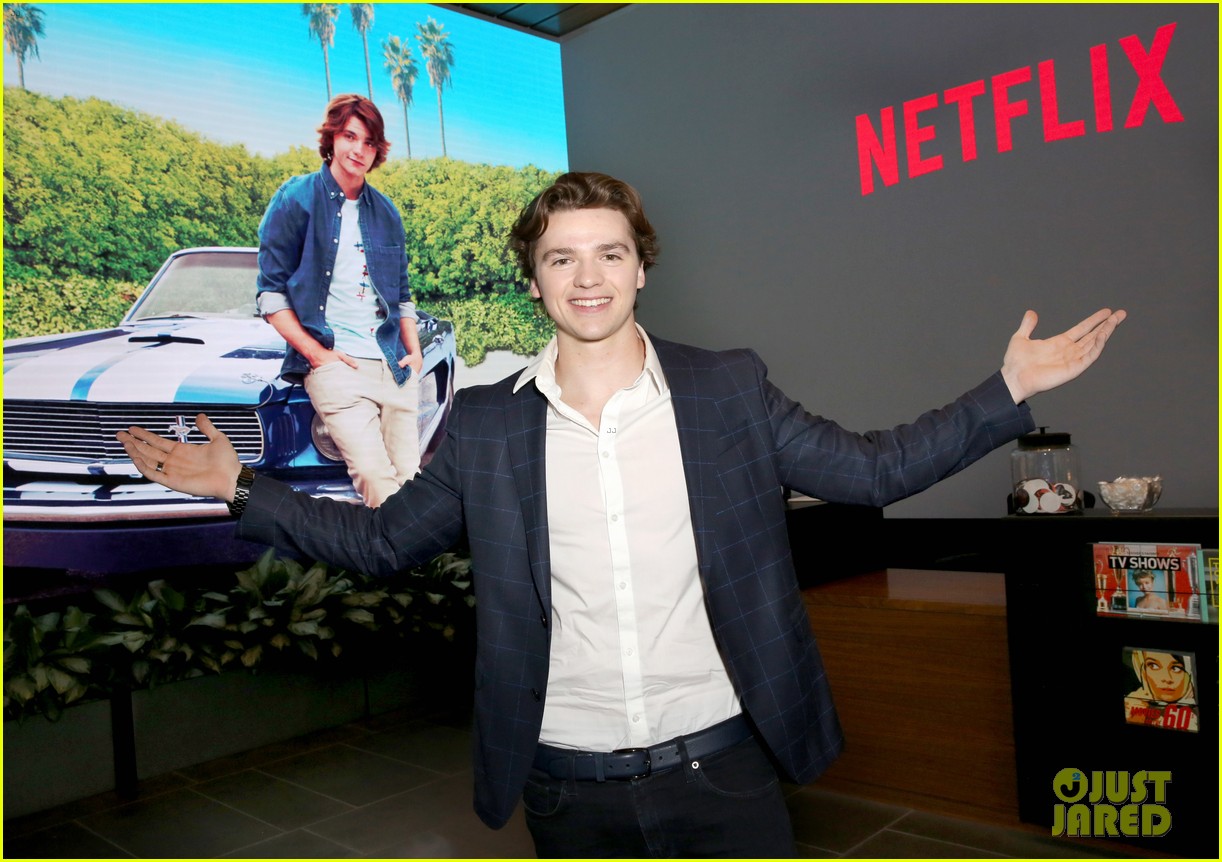 Joey King & Boyfriend Jacob Elordi Share a Smooch at 'Kissing Booth' Screening!
