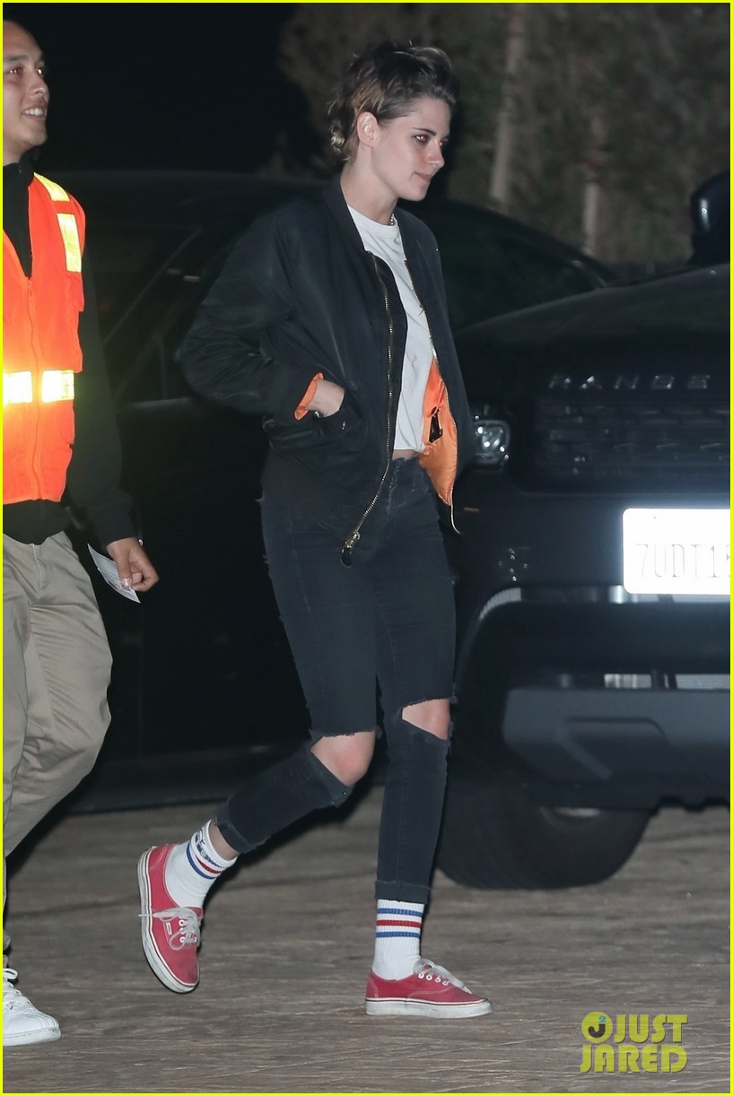 Kristen Stewart & GF Stella Maxwell Grab Dinner Together in Malibu!