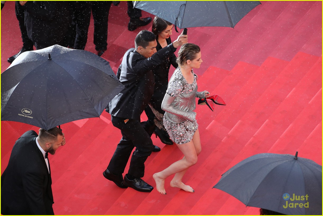 Kristen Stewart Takes Heels Off On Red Carpet At Cannes Film Festival 2018