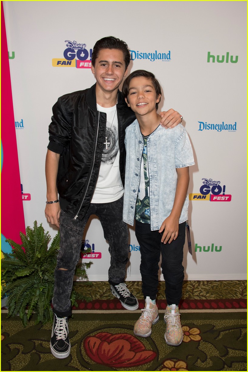 Jenna Ortega Is 'Stuck in the Middle' of Isaak Presley & Malachi Barton at GO! Fan Fest