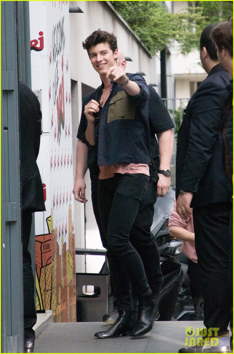 Shawn Mendes Takes Selfies With Fans in France!