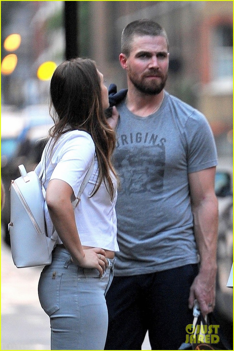 'Arrow' Star Stephen Amell Steps Out in London!
