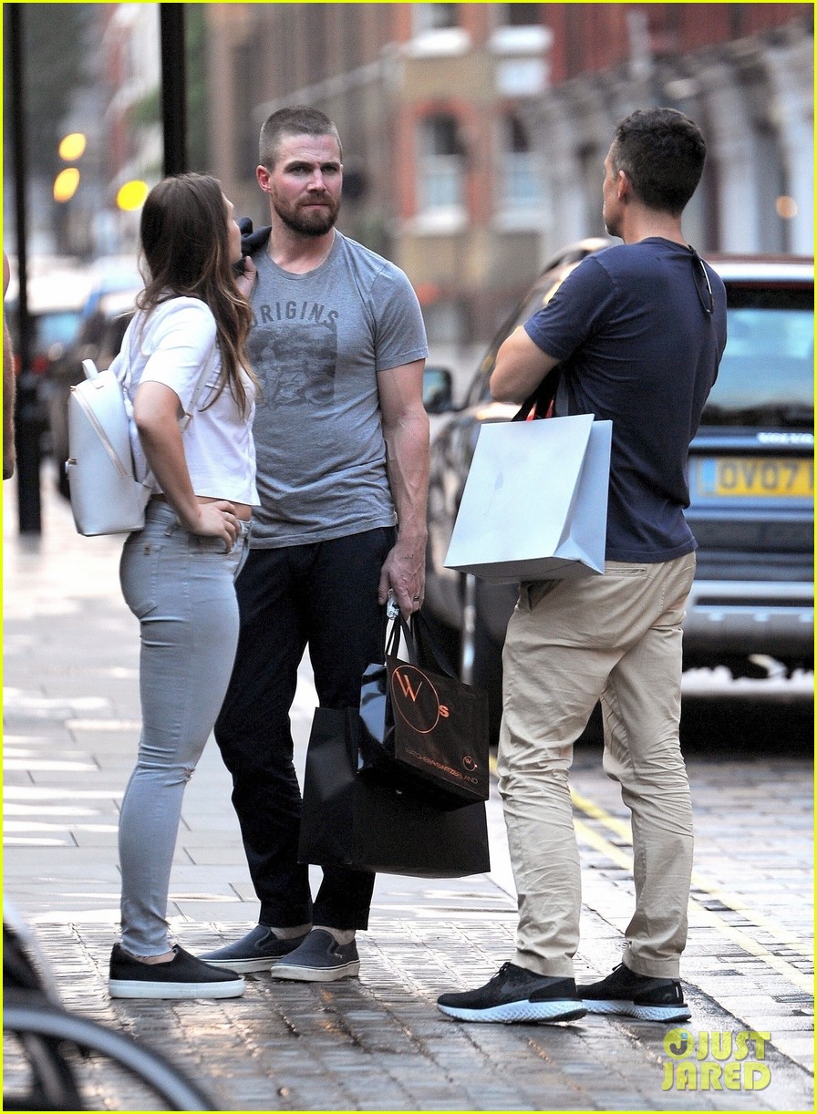 'Arrow' Star Stephen Amell Steps Out in London!