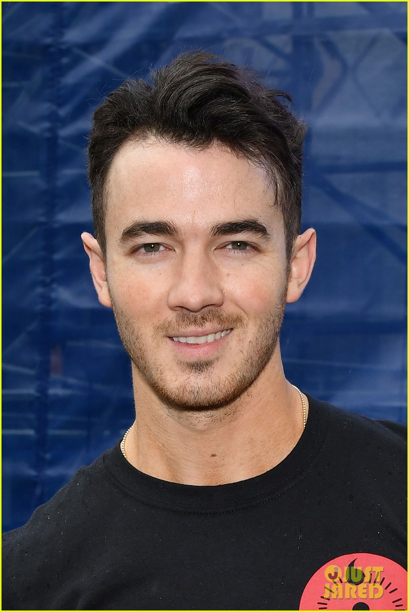 Kevin Jonas Goofs Around While Picking Out His Father's Day Gift!