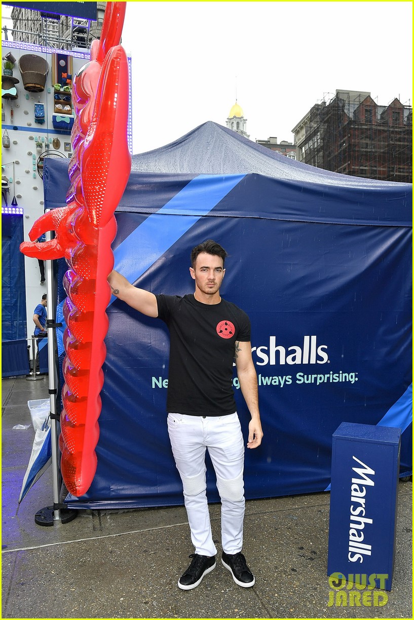 Kevin Jonas Goofs Around While Picking Out His Father's Day Gift!