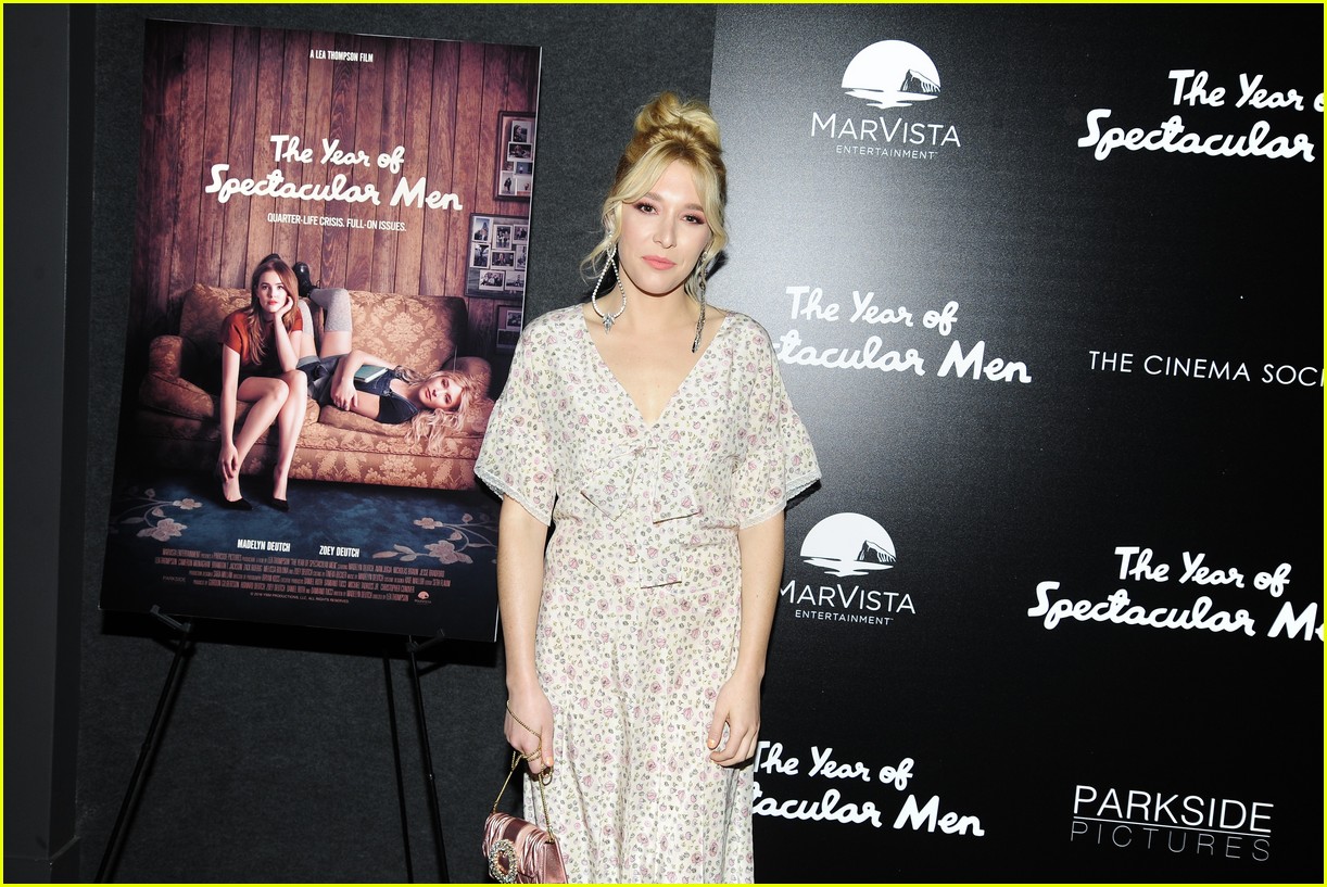 Zoey & Madelyn Deutch Make 'The Year of Spectacular Men' Premiere in NYC a Family Affair!