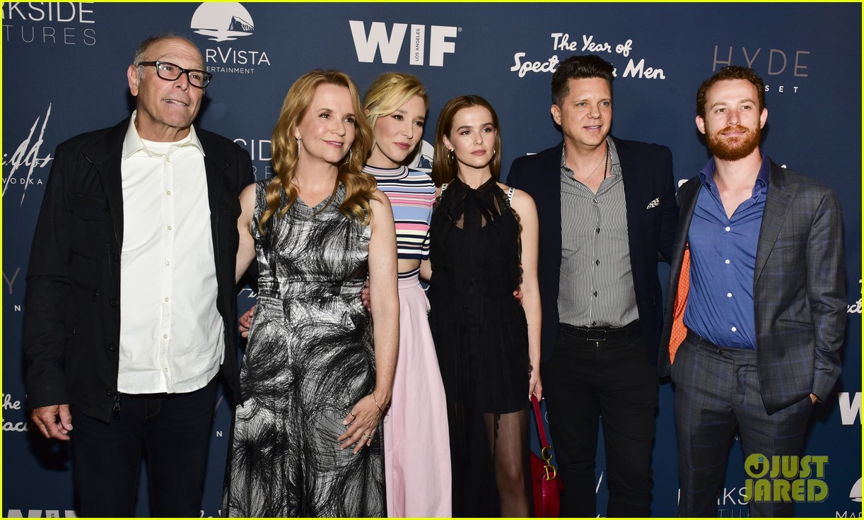 Zoey Deutch & Sister Madelyn Turn the 'Year of Spectacular Men' Premiere Into a Fun Family Event!
