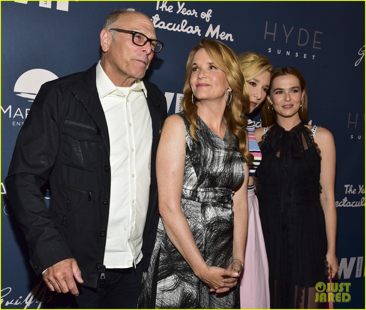 Zoey Deutch & Sister Madelyn Turn the 'Year of Spectacular Men' Premiere Into a Fun Family Event!
