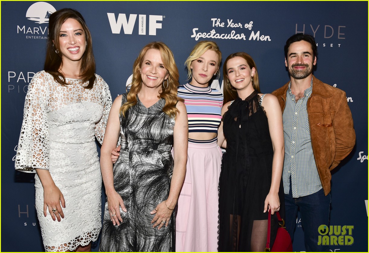 Zoey Deutch & Sister Madelyn Turn the 'Year of Spectacular Men' Premiere Into a Fun Family Event!