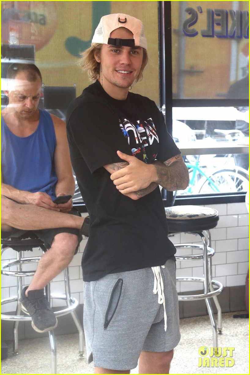 Justin Bieber Gives Hailey Baldwin a Sweet Kiss While Waiting for Lunch