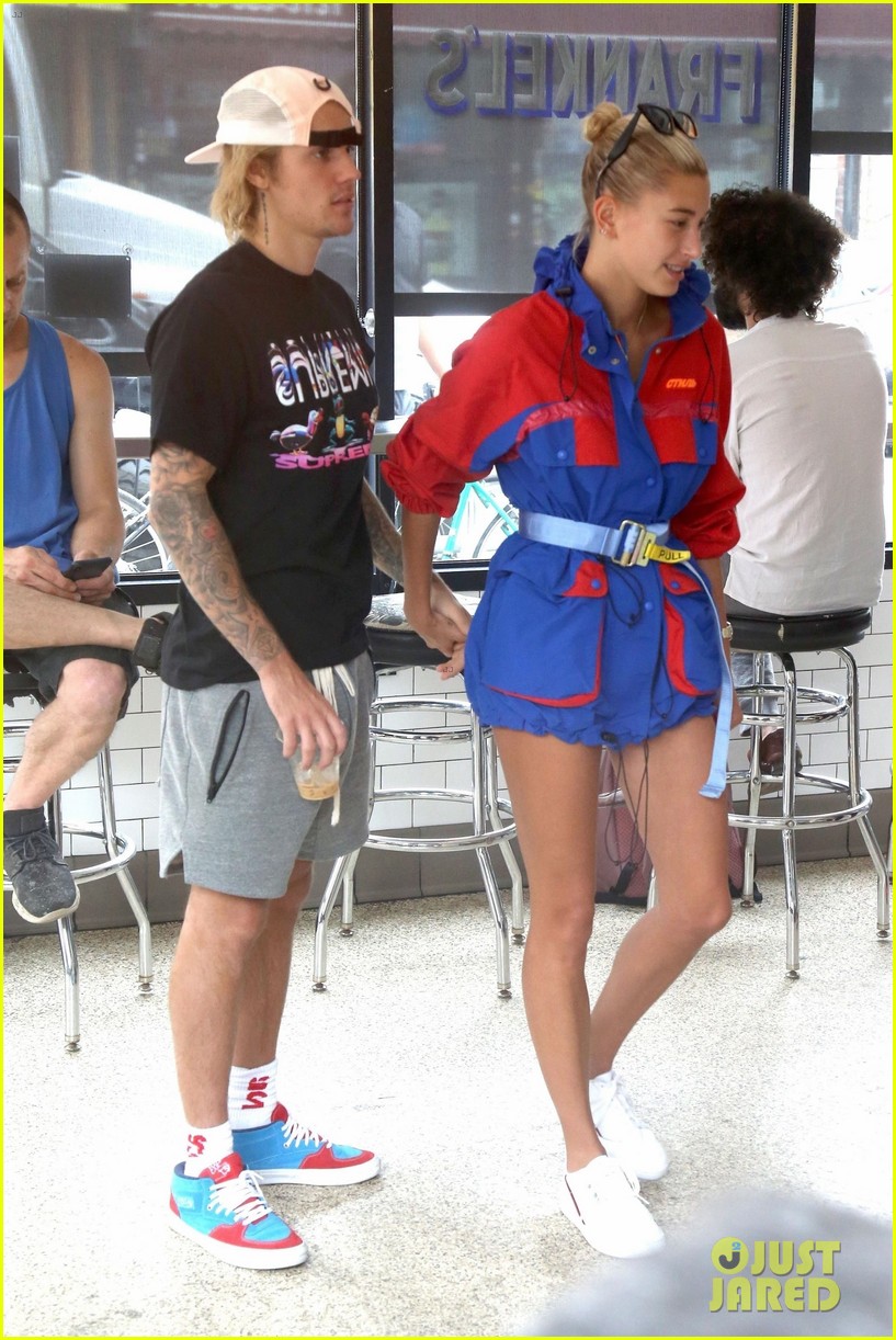 Justin Bieber Gives Hailey Baldwin a Sweet Kiss While Waiting for Lunch