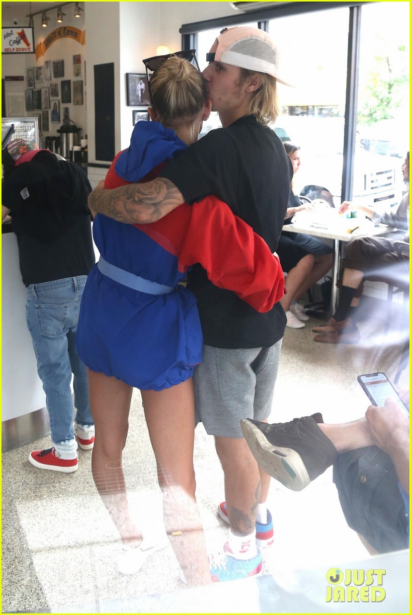 Justin Bieber Gives Hailey Baldwin a Sweet Kiss While Waiting for Lunch